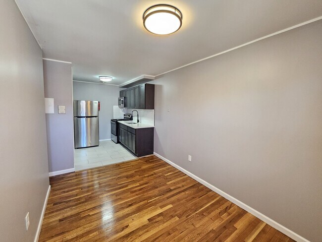 Building Photo - 1256 Waverly Place