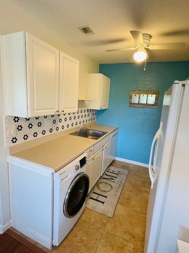 Building Photo - 4613 Bayshore Dr