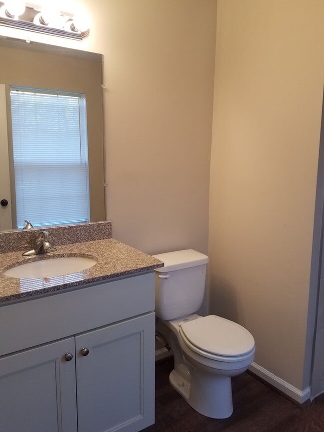 Building Photo - Beautiful 3 Bedroom in Quiet Neighborhood