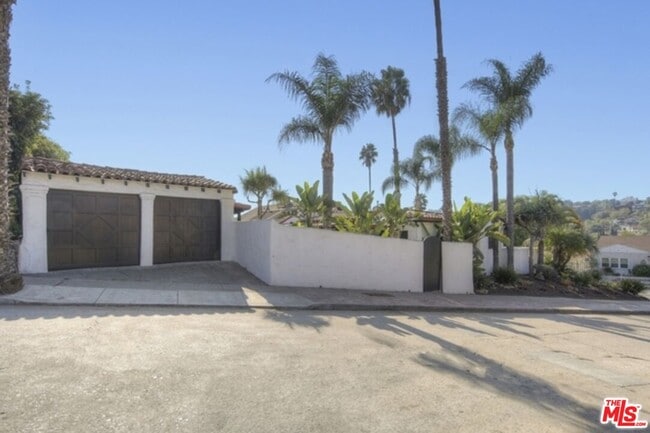 Building Photo - 2634 Lakewood Ave N