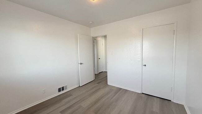 Building Photo - 922 Fargo Ave