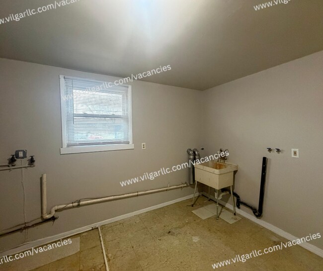 Building Photo - 5583 - 85 Tulip Ave