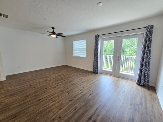 Building Photo - Beautiful 2 bed/ 2 bath Townhome w/ Balcony, Garage & Community Pool