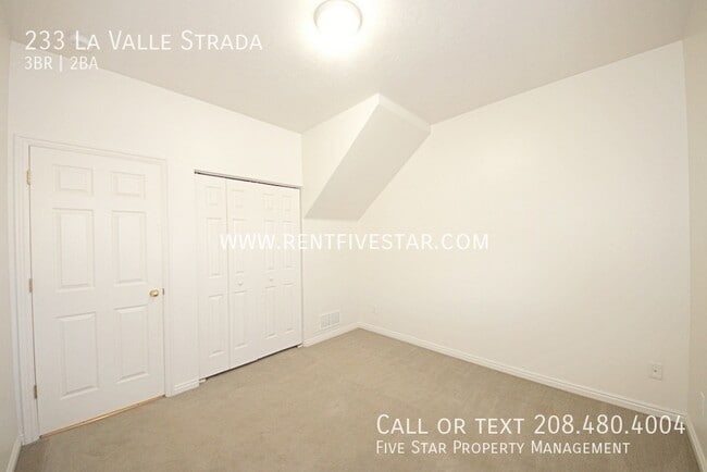Building Photo - 233 La Valle Strada Ln