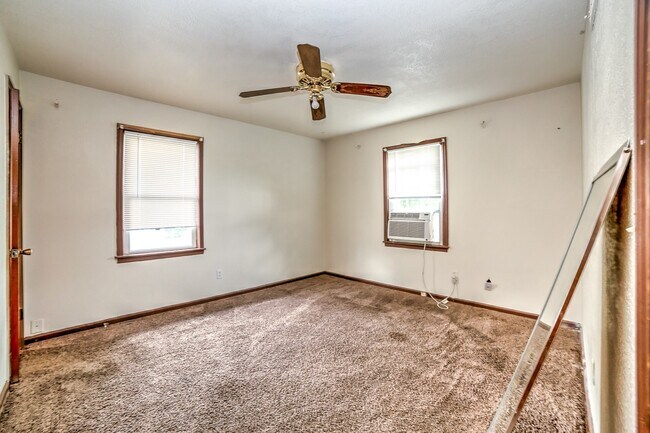 Building Photo - 4824 N Xanthus Ave