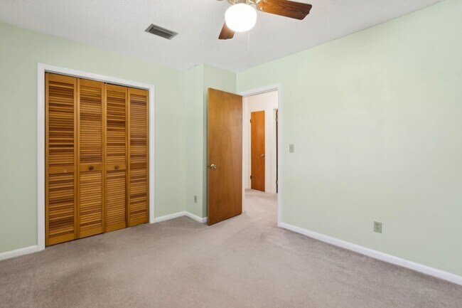 Building Photo - Peaceful Country Living Close to Everything