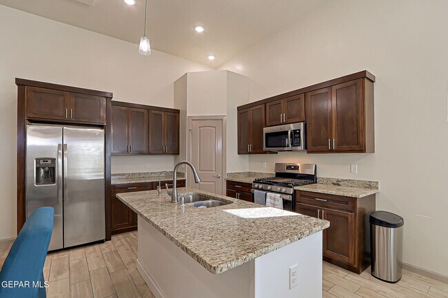 Building Photo - 7825 Enchanted View Dr