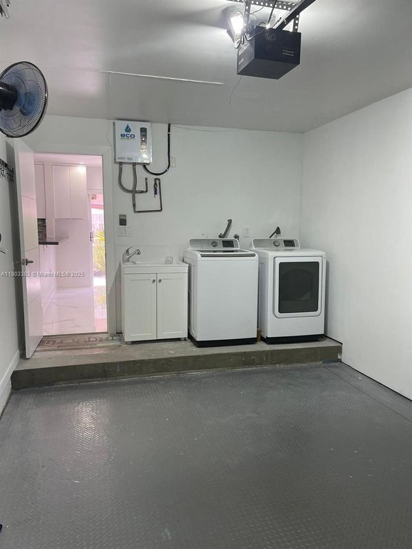 Building Photo - 7030 SW 41st Pl