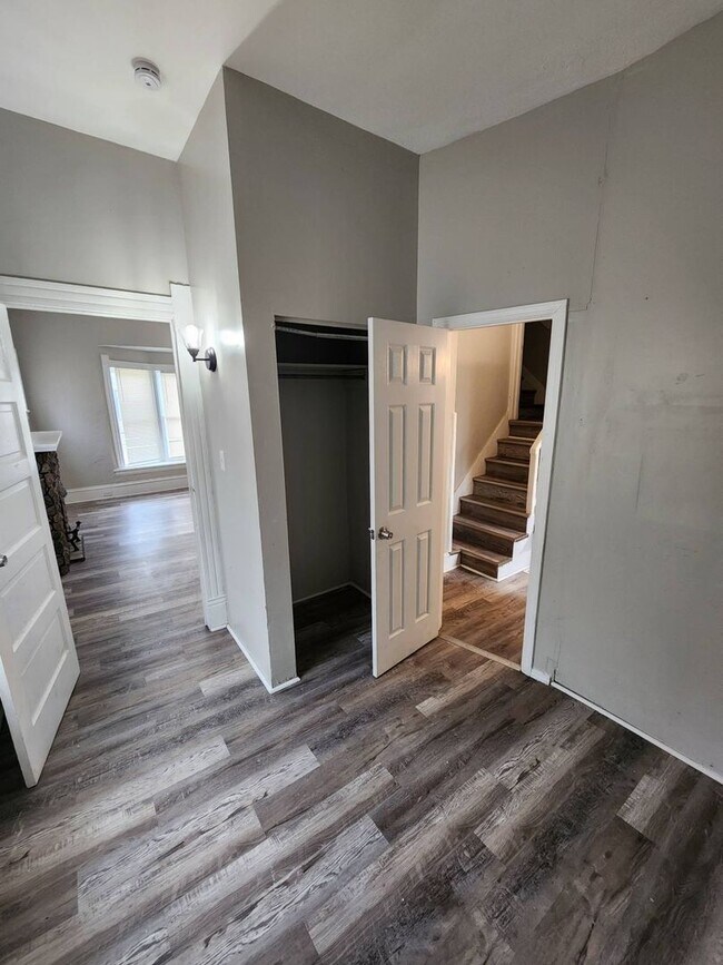 Building Photo - Charming 4-Bedroom Property in Prime Location (SECTION 8 VOUCHERS ACCEPTED)