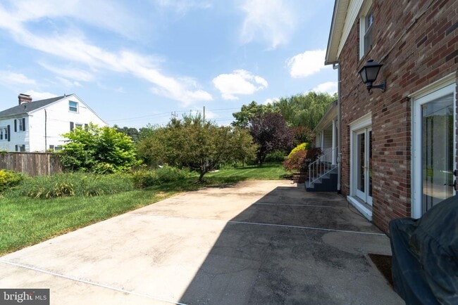 Building Photo - 610 Valley Brook Dr