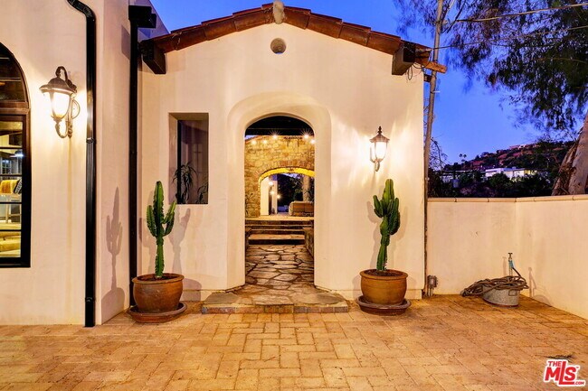 Building Photo - 2570 Nichols Canyon Rd