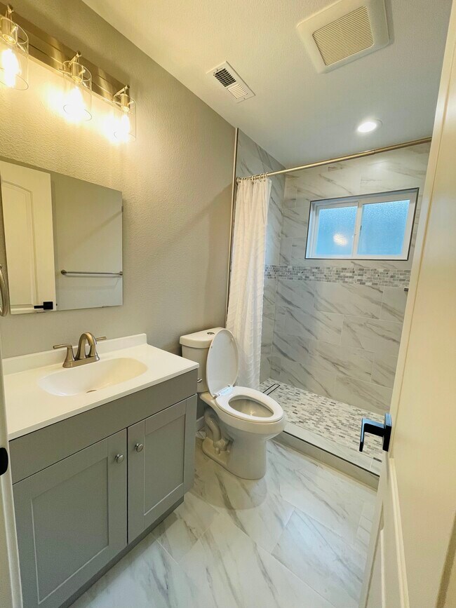 Building Photo - 1236 Hollyburne Ave