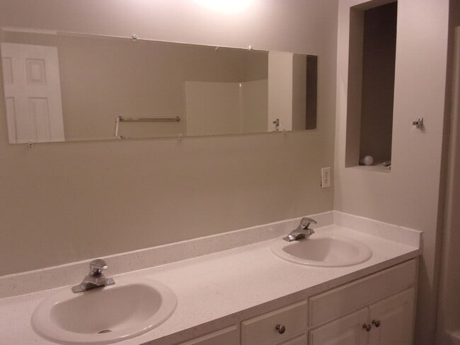 Building Photo - Recently Renovated 2 Bedroom 1 1/2 Bath To...