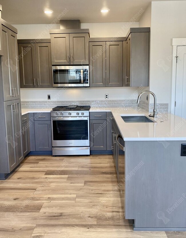 Building Photo - Petrosa Townhouse 3 BR - 2 ½ BA w/ loft