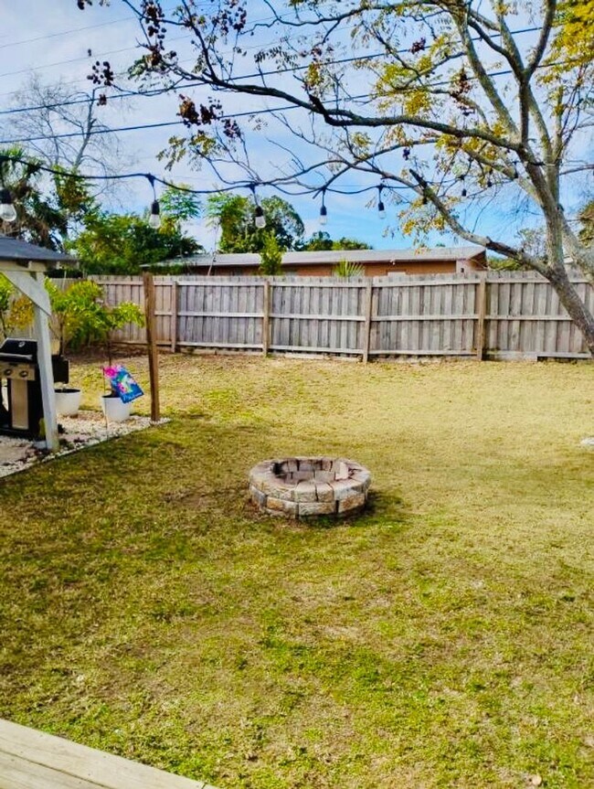 Building Photo - 3 Bed / 1 Bath House with Fenced Yard