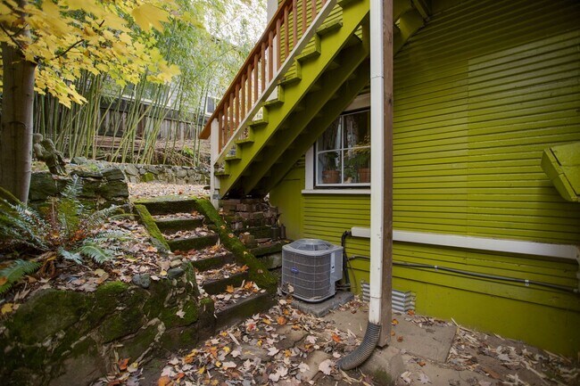 Building Photo - 2422SE / 2424SE