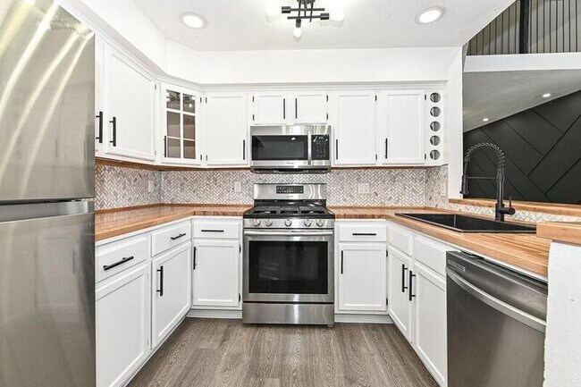 Building Photo - 118 W Reservoir Ave