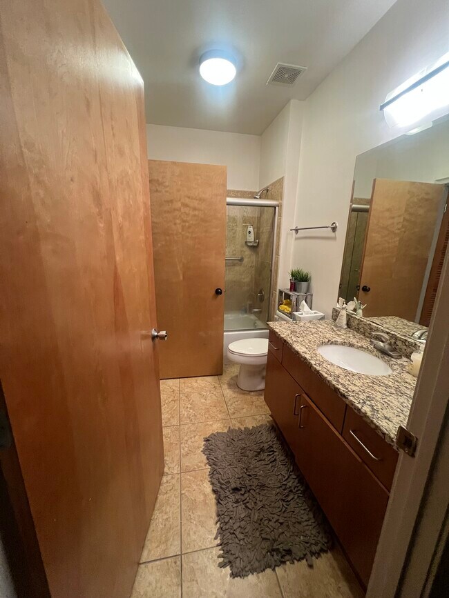 Building Photo - 898 Oak St SW