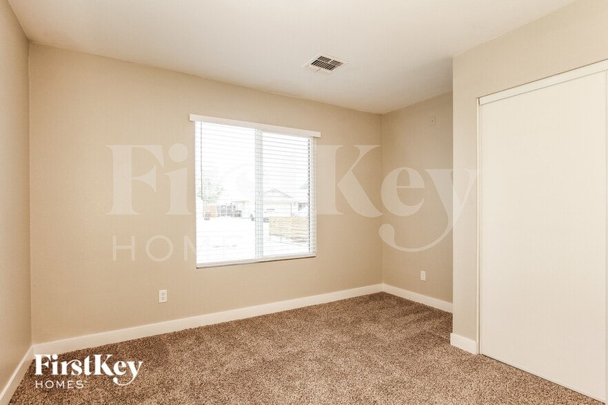 Building Photo - 8038 W Windrose Dr