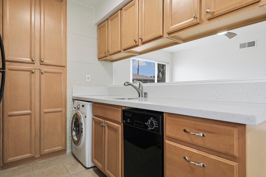 Building Photo - 72577 Edgehill Dr