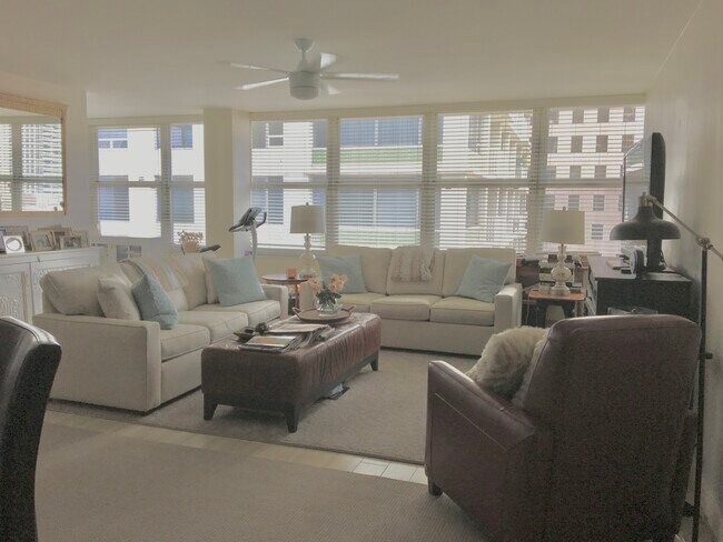 Living room - 1000 N Lake Shore Dr