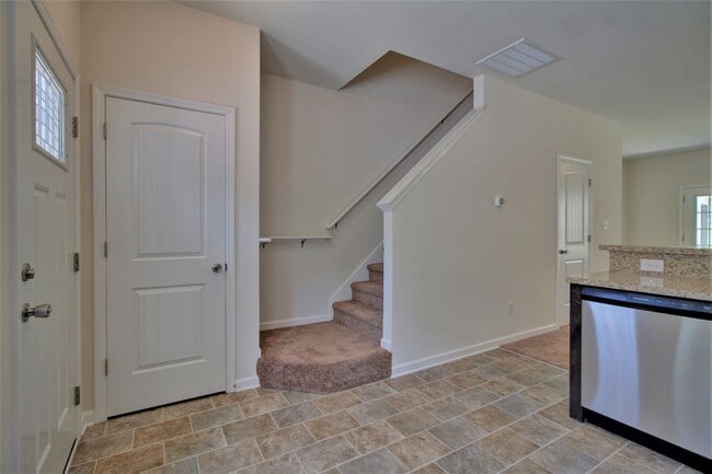 Building Photo - 2 BR/ 2.5 Bath Townhome located in The Tow...