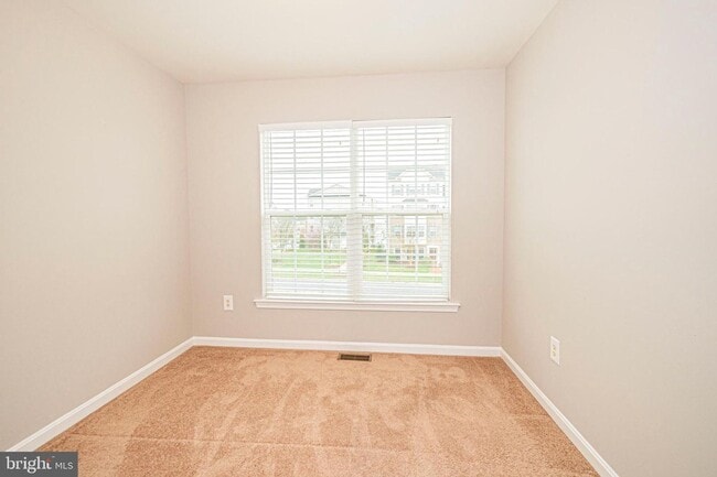 Building Photo - SPACIOUS 2 LEVEL CONDO WITH LOFT