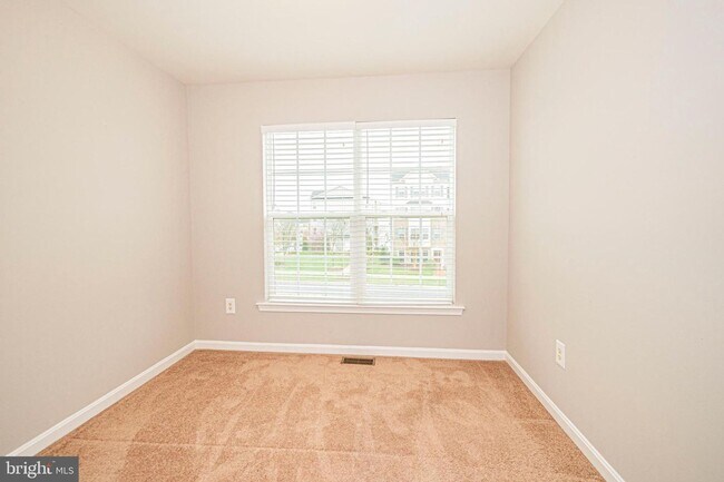 Building Photo - SPACIOUS 3 LEVEL TOWNHOUSE IN CLARKSBURG