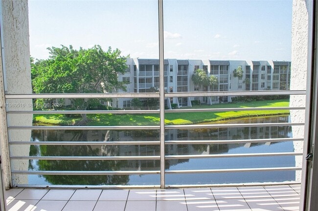 Building Photo - 9230 Lagoon Pl