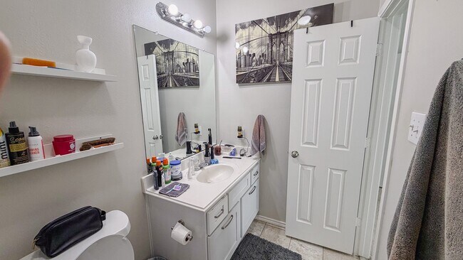 Building Photo - 1909 Kemah Village Dr