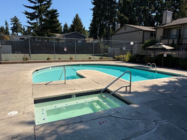 Building Photo - Updated 1 Bedroom 1 Bath Upper Unit Condo in Lynnwood $1600 month.