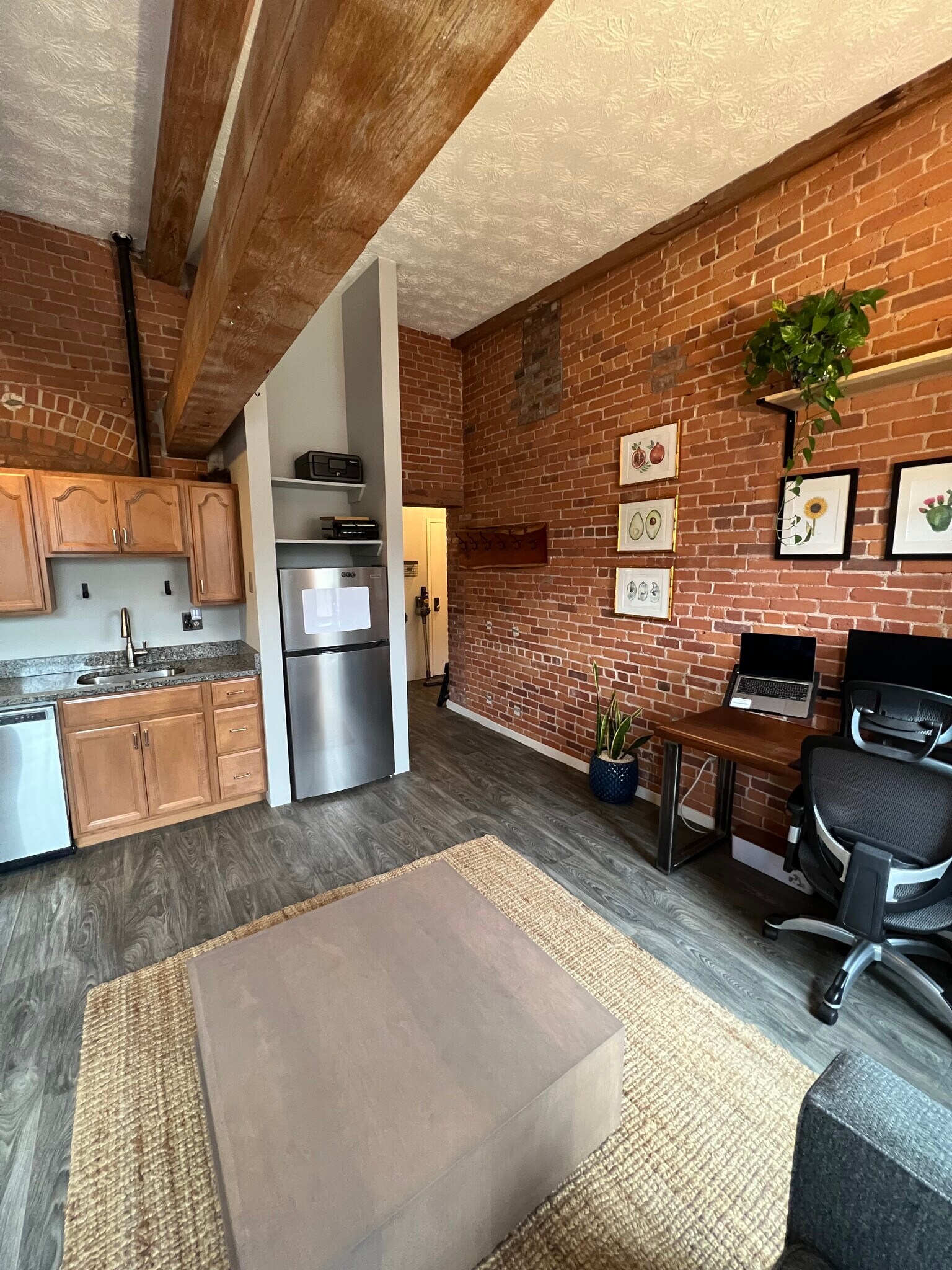 Building Photo - 222 Williams St E