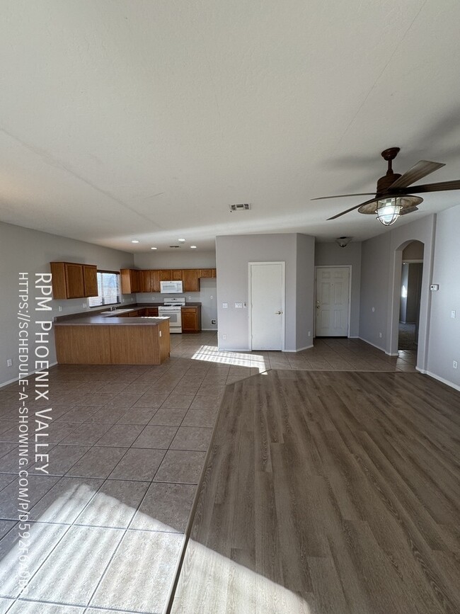 Building Photo - Open concept 3 bed / 2 bath with *NEW* Flo...