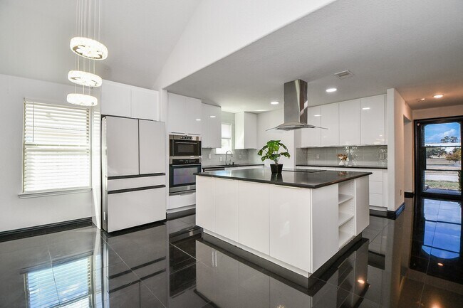 Building Photo - 2015 Treasure Mountain Dr