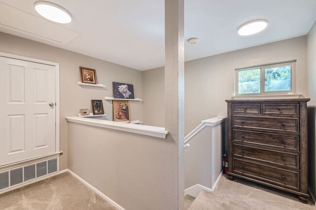 Building Photo - 4910 Pelham Dr