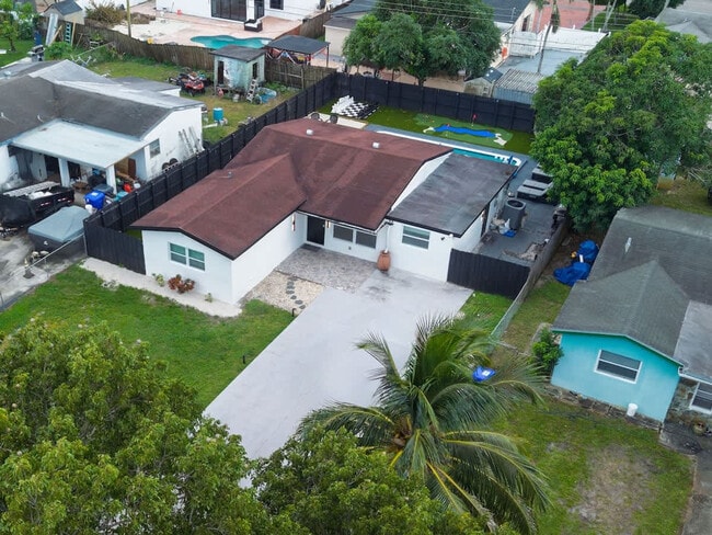 Building Photo - 6660 Custer St