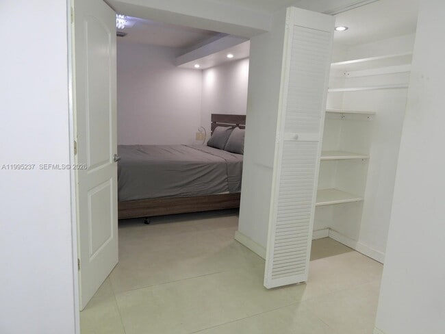 Building Photo - 715 Hollywood Blvd