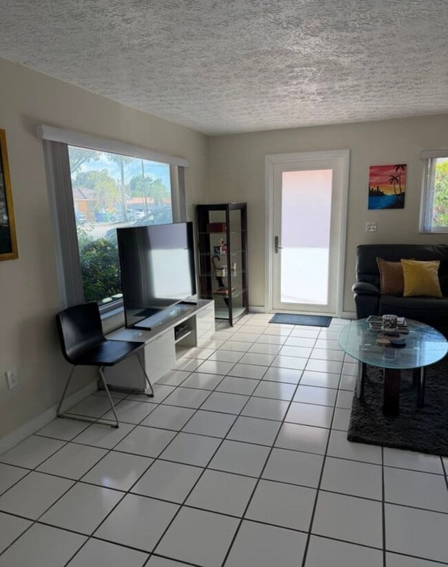 Building Photo - Private Bedroom w/ Private Bath in Spacious 1,100 Sq Ft Home – Prime Location