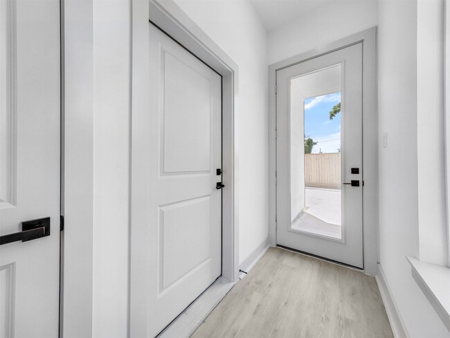 Building Photo - 2410 Vaughn St