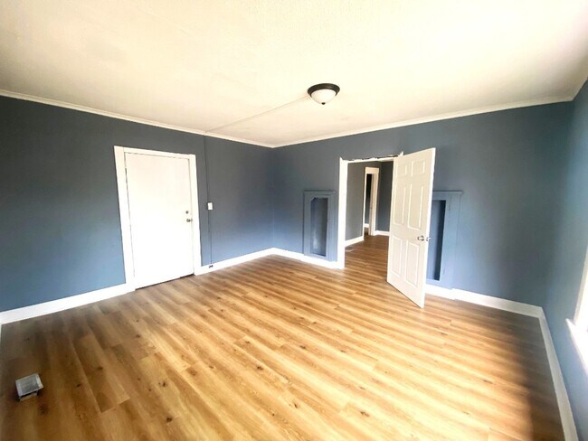 Building Photo - 528 Chenango St