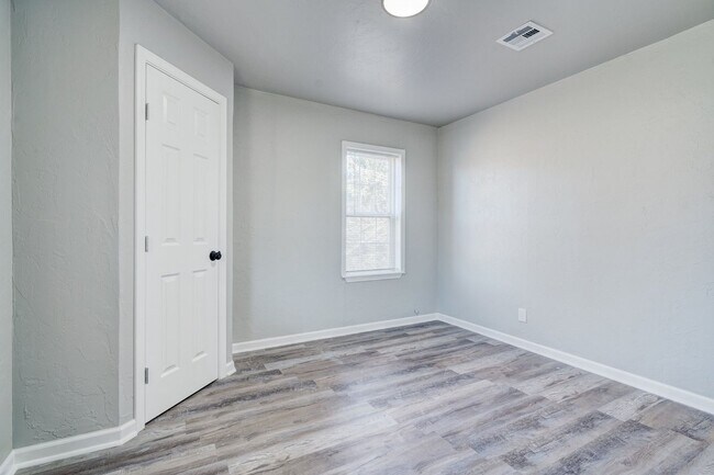 Building Photo - Move-In Ready! Beautifully Updated Home with Easy I-40 Access!