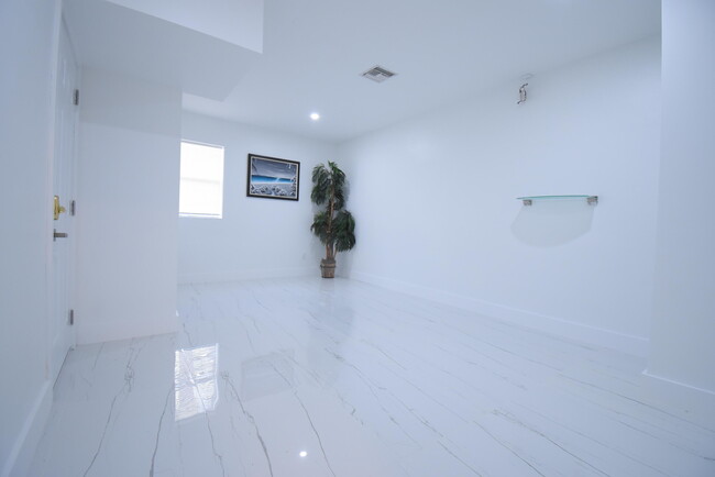Building Photo - 11071 Baybreeze Way