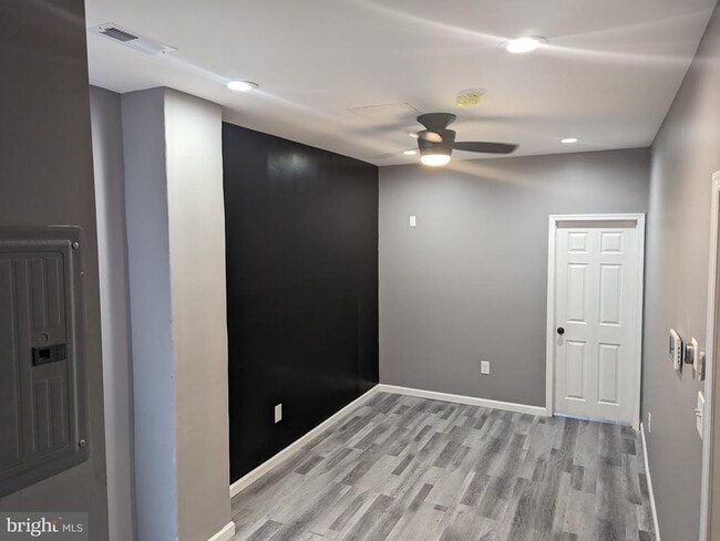 Building Photo - 883 N Preston St