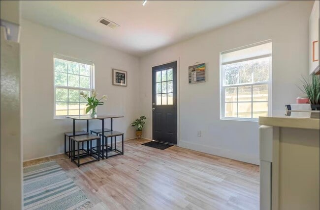 Building Photo - 82 N Holmes St