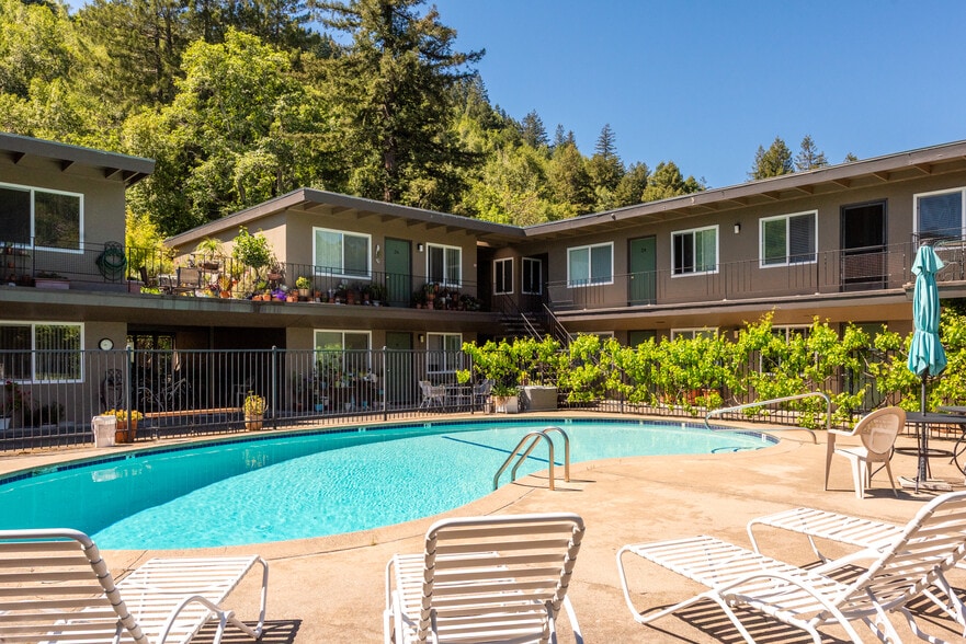 Building Photo - 2555 Sir Francis Drake Blvd