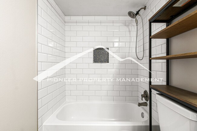 Building Photo - Cozy Condo with Balcony and Washer/Dryer