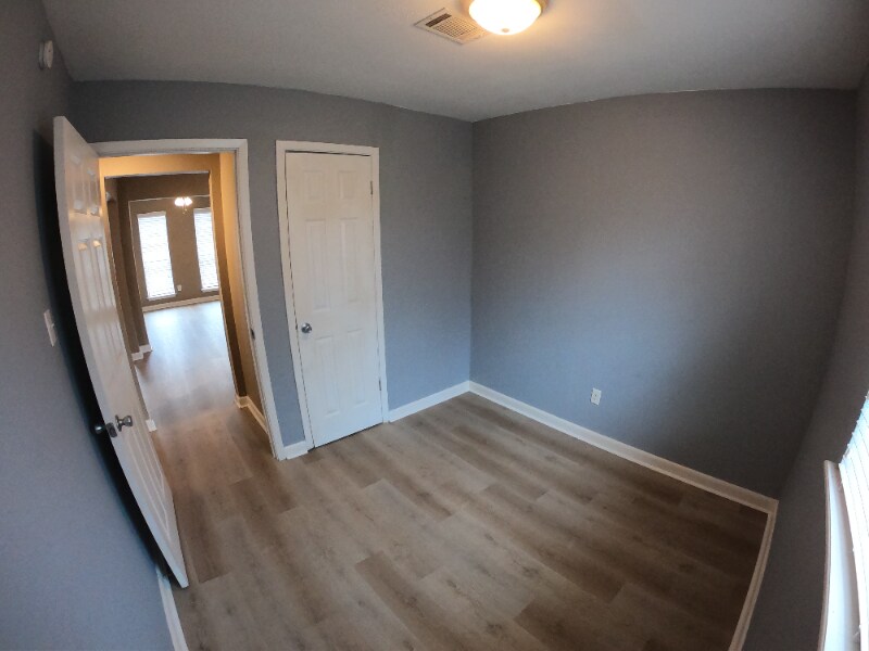 Building Photo - 404 Manuel Dr