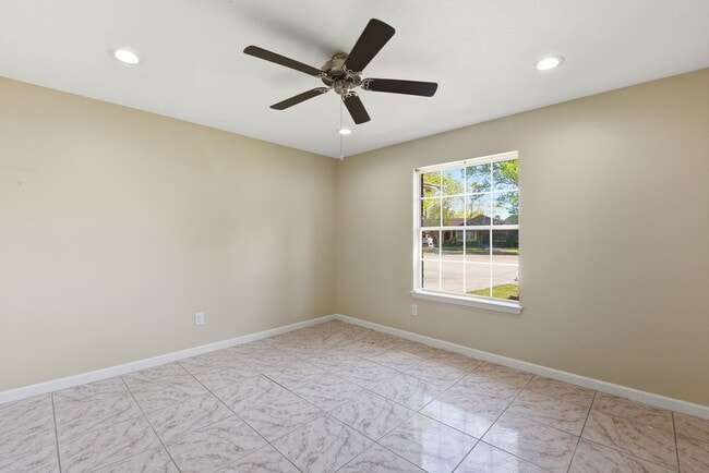 Building Photo - 8515 Leafdale Dr