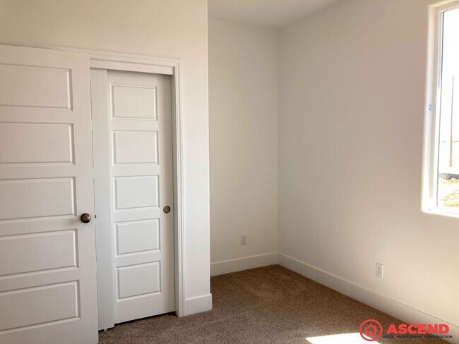 Building Photo - Brand New Spacious Home Located in Shafter!