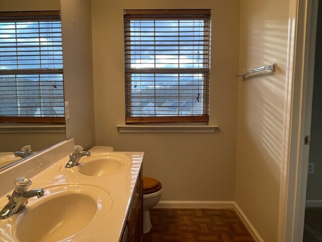 Building Photo - UPDATED TOWNHOUSE IN FREDERICKSBURG - CLOS...